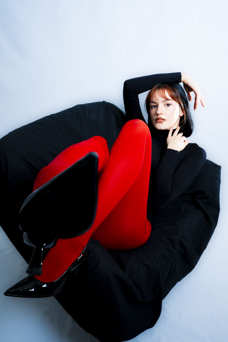 foto estudio chica sillón moderno gran angular
